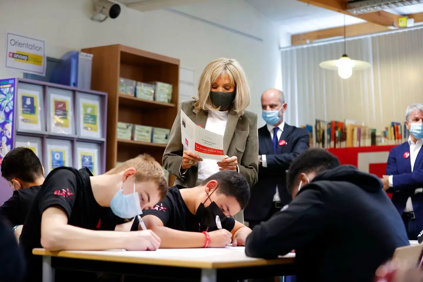 Brigitte Macron er skolelærer af uddannelse og af kald. Hun griber enhver chance til at udøve sit gamle erhverv. Som her, hvor hun øver diktat med en gruppe elever under et besøg på en skole i Paris-området, mens undervisningsminister Jean-Michel Blanquer ser til.