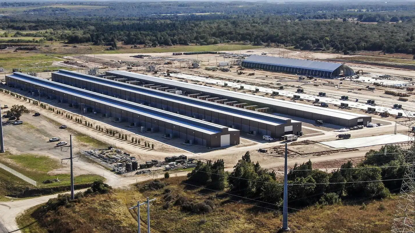 Jagten på nye bitcoin kræver solide computerkræfter og masser af strøm til de enorme serverhaller som her i Rockdale i Texas, USA, hvor USAs største kryptovalutaselskab, Riot Blockchain, har lagt sine bygninger, fordi elprisen i området er lav.