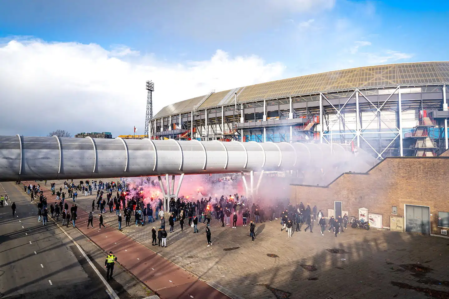 Fodboldfans, som ikke havde adgang til stadion på grund af de nye coronaregler, kastede fyrværkeri ind på området.