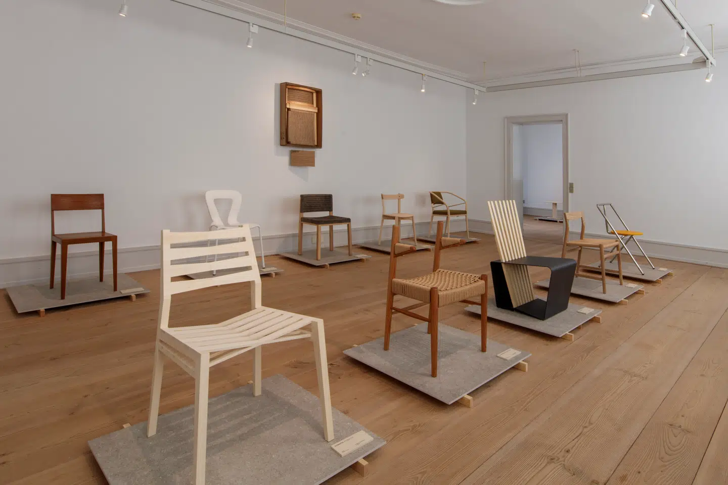 Den store salon på første sal er godt fyldt op, men på den anden side passer møbler helt perfekt ind i Sophienholms stuer. Meget bedre end på gallerier eller i mærkelige eksotiske udstillingsrum.