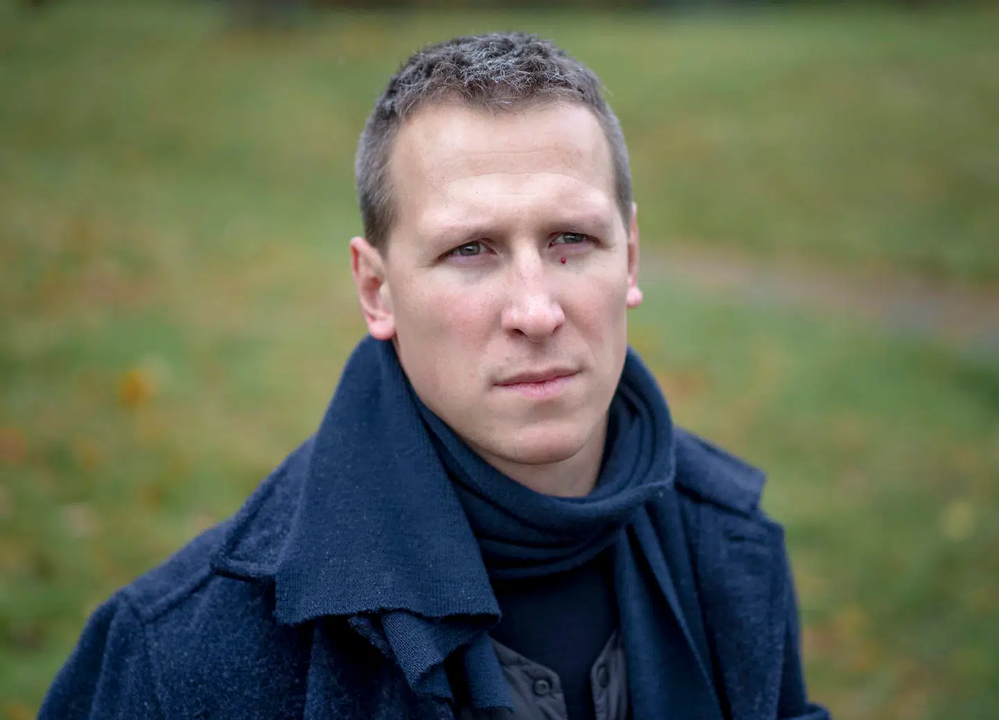 Billedhuggeren Kaare Golles (f. 1985) bor og arbejder i København. Han er uddannet fra Malmø Art Academy i 2014.