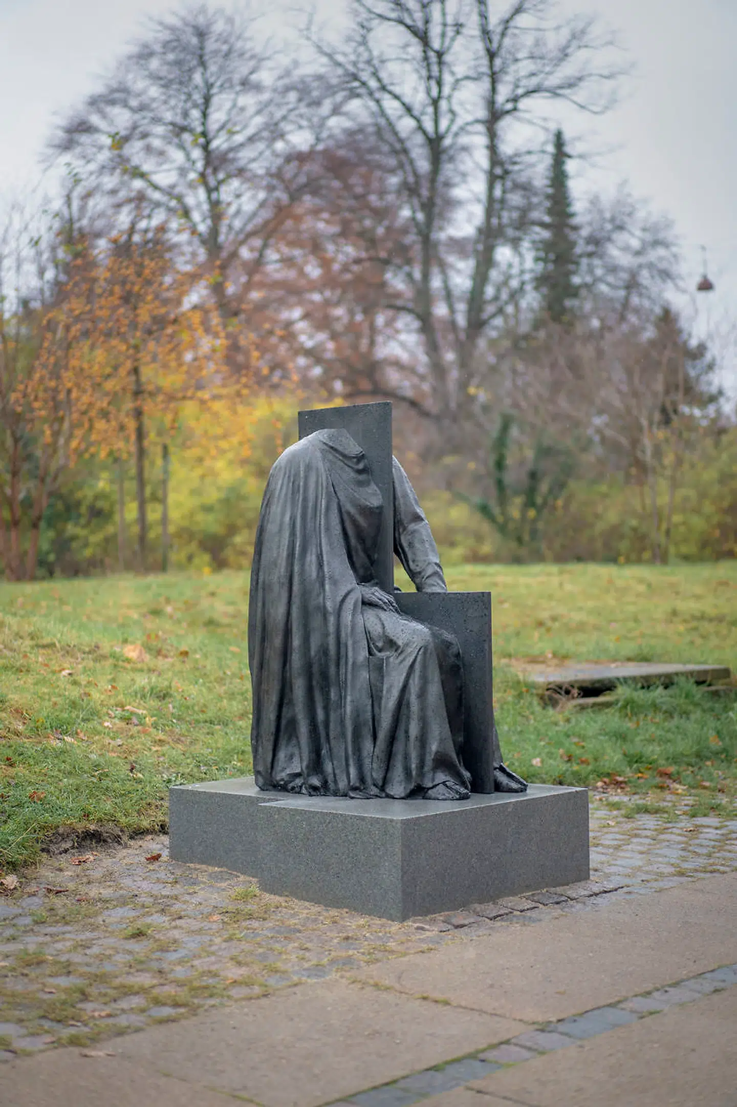 »Ligesom Inger Christensens poesi gør det, rummer monumentet også en gåde, og folk må tolke det, som de vil,« siger kunstneren Kaare Golles om sit monument til ære for forfatteren.