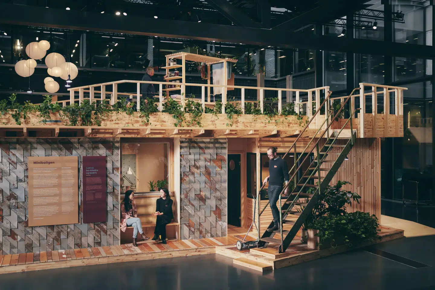 En blanding af spejdere og christianitter har indtaget DAC og bygget fire sjove, skramlede demonstrationshuse. De er sjove og inspirerende, men allersjovest er Vandkunstens genbrugsmaterialeeksperimenter på facaderne.