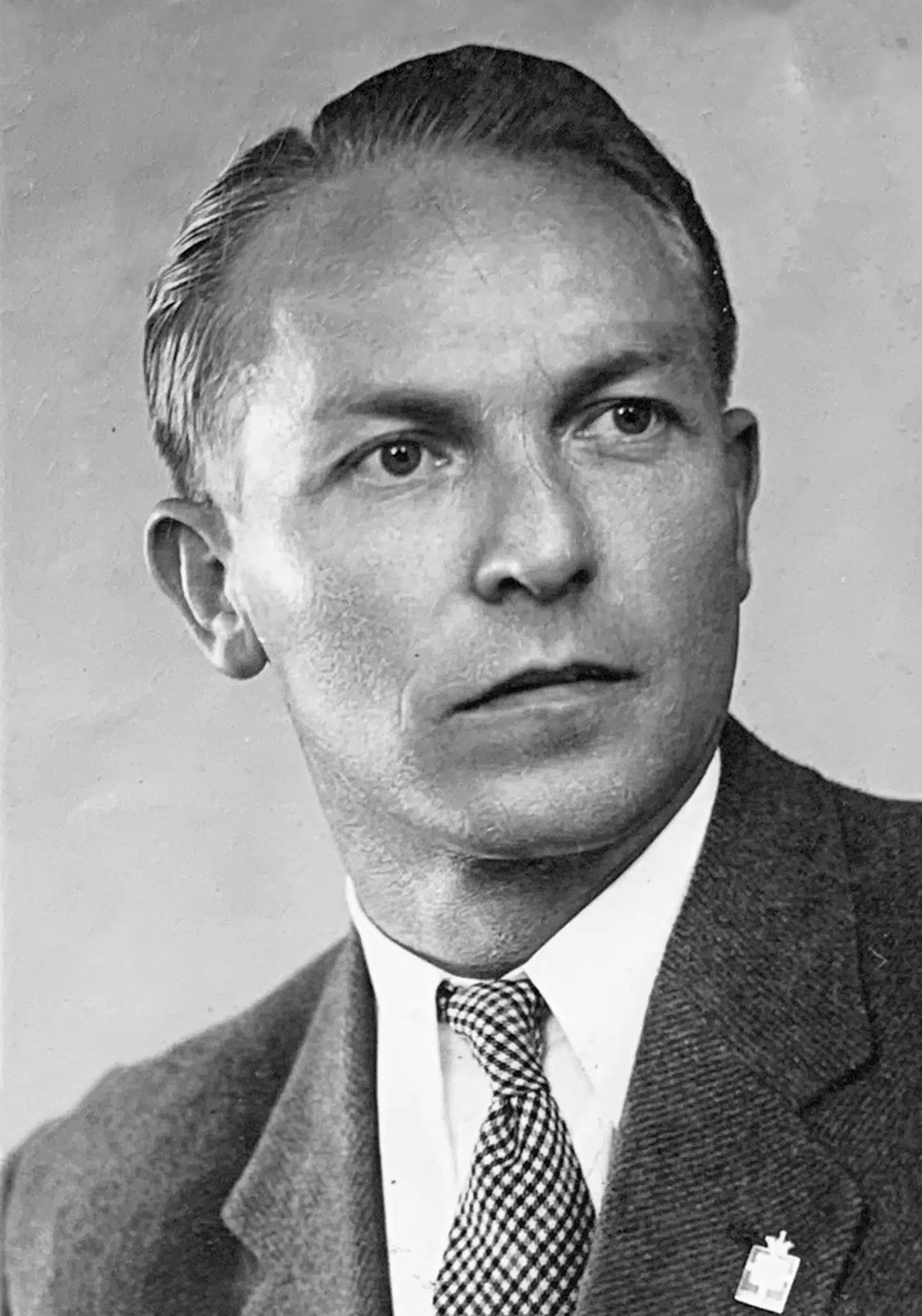 Thormod Larsen blev hårdt såret, da nazisterne optrevlede Helsingør Syklub, men han overlevede. Thormod Larsens børn er nogle af Conny Palmkvists væsentlige kilder.