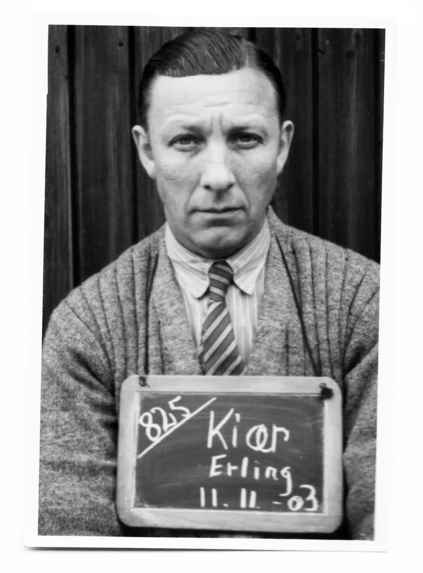 Den modige Erling Kiær blev taget af tyskerne og endte i kz-lejr. Efter krigen skrev han en medrivende bog om Helsingør Klubben. Her er han fotograferet af tyskerne efter arrestationen. Hans datter er en af Conny Palmkvists kilder. Illustratrion fra bogen.