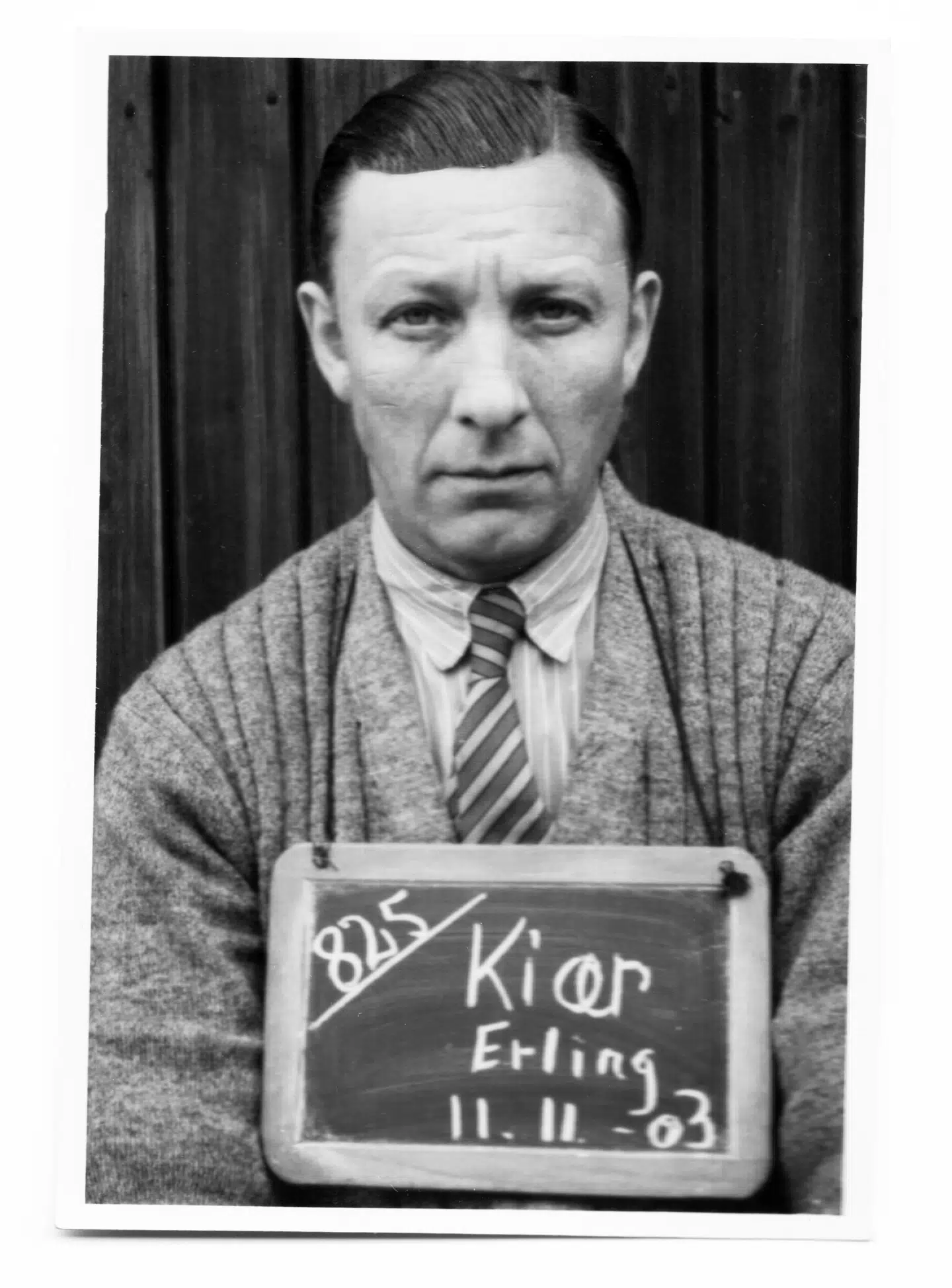 Den modige Erling Kiær blev taget af tyskerne og endte i kz-lejr. Efter krigen skrev han en medrivende bog om Helsingør Klubben. Her er han fotograferet af tyskerne efter arrestationen. Hans datter er en af Conny Palmkvists kilder. Illustratrion fra bogen.