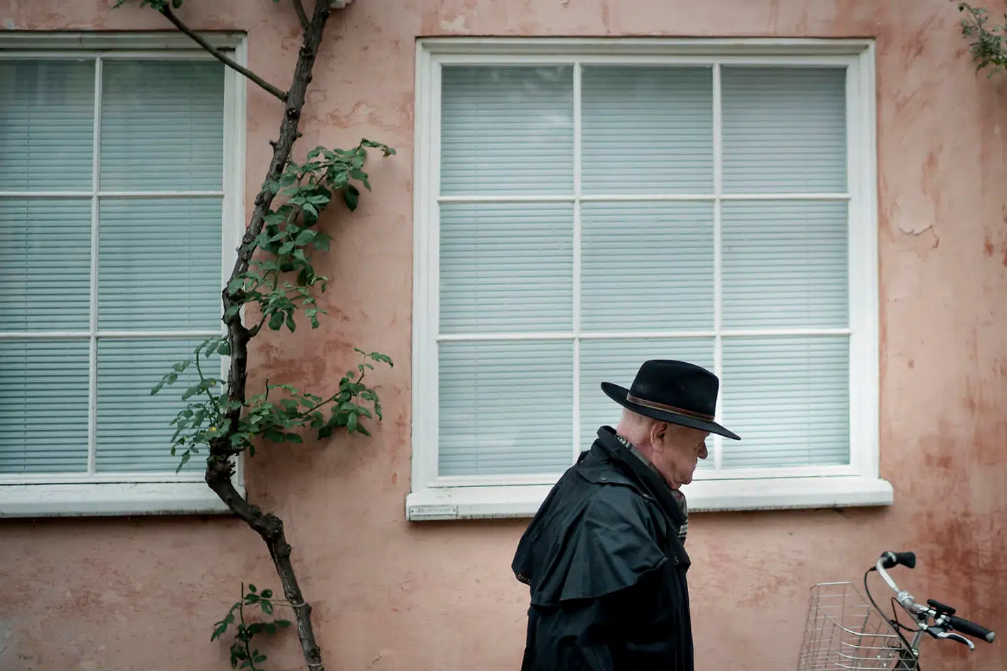 Allan Mylius Thomsen har boet på Teglgårdstræde i Pisserenden i 25 år. Nogle nye beboere er flyttet ind og klager over larm fra butikker. Det forstår Allan Mylius Thomsen ikke. Hver by er der lyd i. Det må man være forberedt på, lyder det.