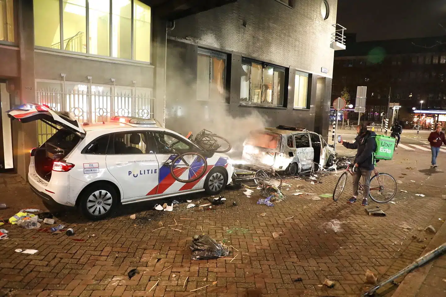Fredag aften blev der sat ild til politibiler i Rotterdams gader.