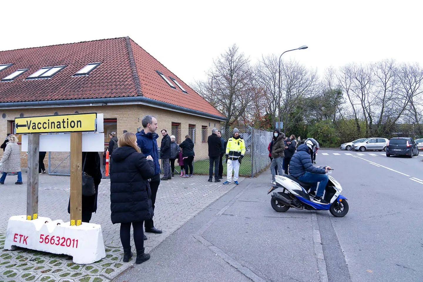 Folk i kø uden for covid-19-testcenteret på Ørnevej i Køge, en onsdag i november 2021.