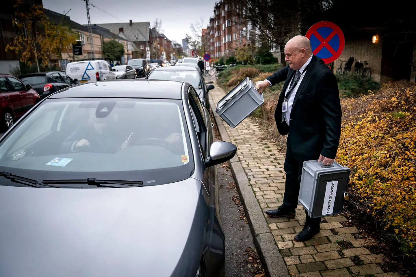 Et ældre par stemmer fra deres bil for at undgå coronasmitte ved kommunalvalget i denne uge.