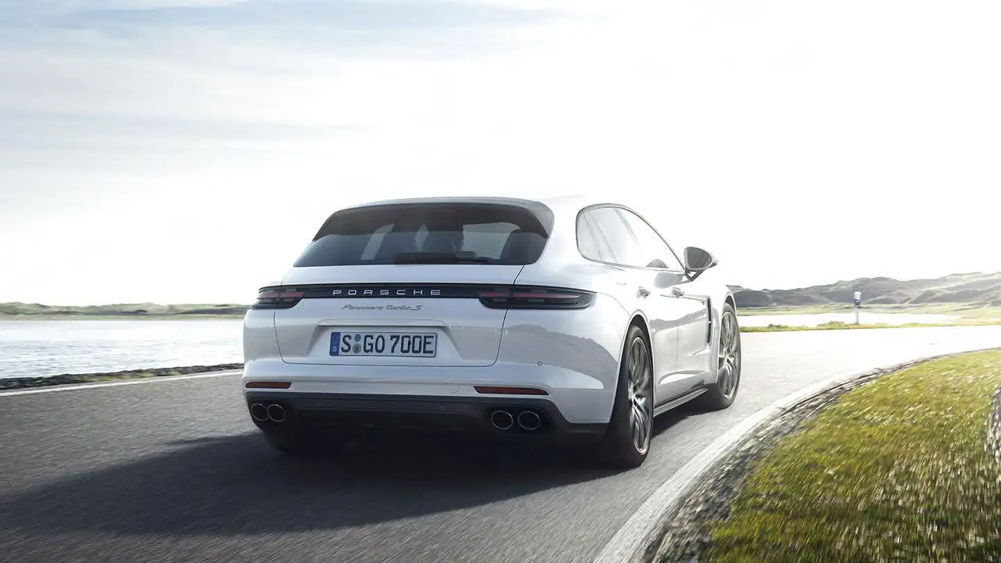 De grønne biler med hybrid drivline i den dyre ende som denne Panamera Turbo S E-Hybrid Sport Turismo står til at stige i registreringsafgift ved årsskiftet.