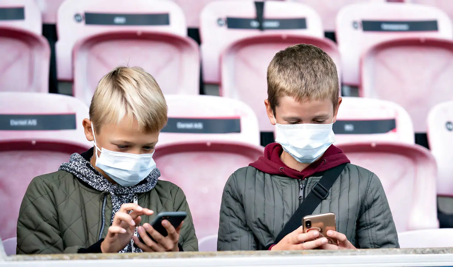 Selvom børn ikke bliver alvorligt syge af covid-19, er bekymringen, at den stigende smitte blandt skolebørn bidrager til, at de smitter personer tæt på dem, som bliver syge – også selvom de er vaccinerede. Det kan belaste sygehusene.