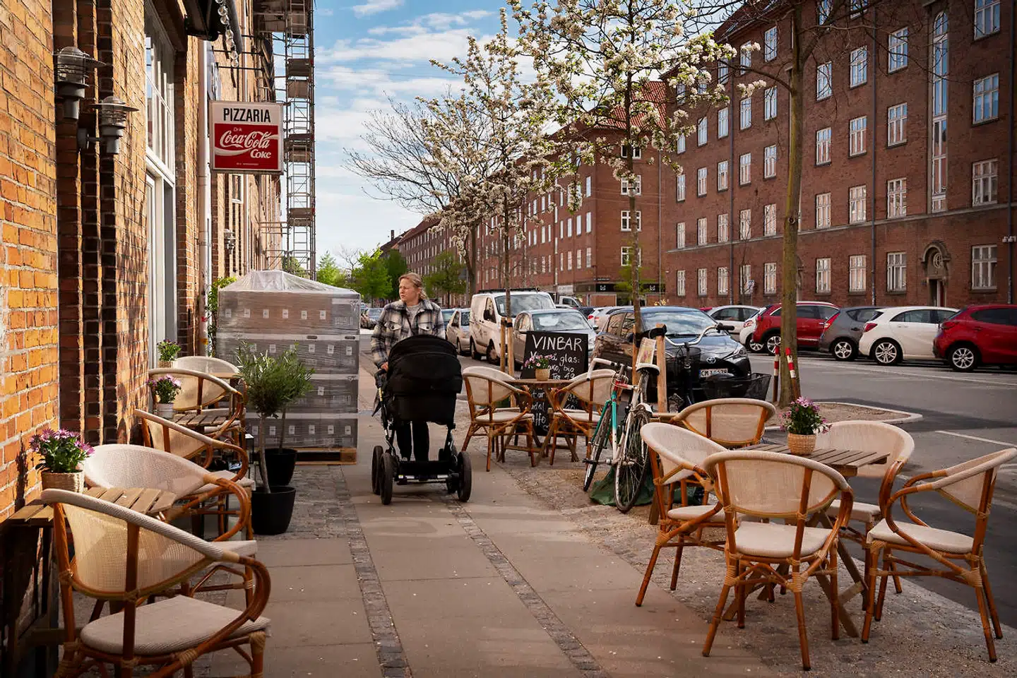 Ved Sydhavnens Vinbar er der både blomstrende æbletræer og kurvestole. Her er vi pludselig langt væk fra Ankers gamle arbejdergade.