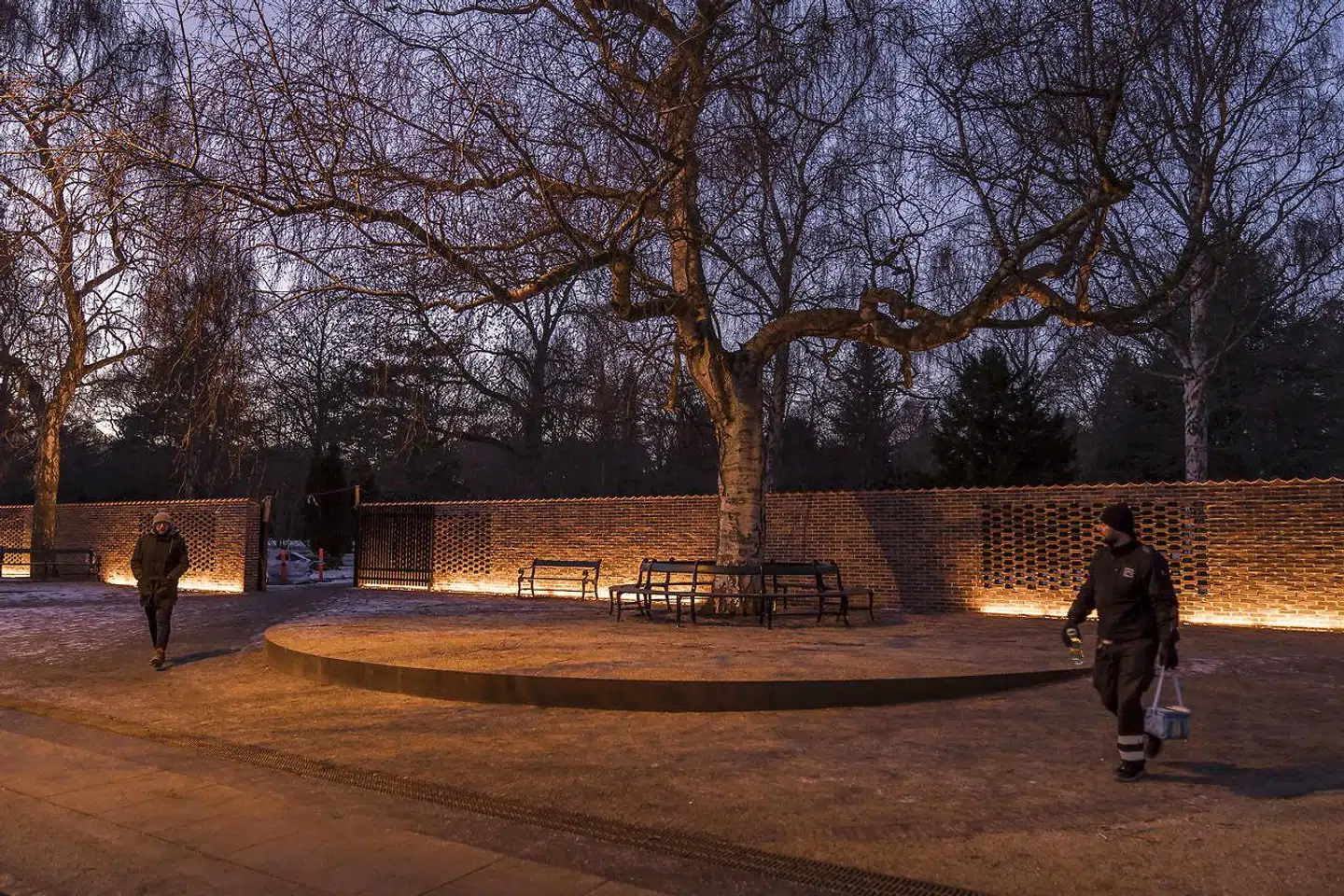 Om aftenen er der flotte lyseffekter på den lille plads ved Skoleholdervej. Den kunne helt sikkert klare sig uden, men i vintermørket er den lysende sokkel en fin tilføjelse til byen.