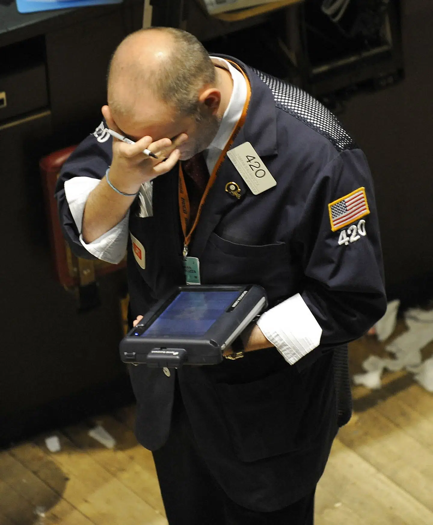 Aktier dykkede i efteråret 2008, da finanskrisen begyndte at udfolde sig. Her er S & P 500 lige faldet ni procent, hvilket vækker bekymring hos aktiehandlere på New York Stock Exchange på Wall Street.