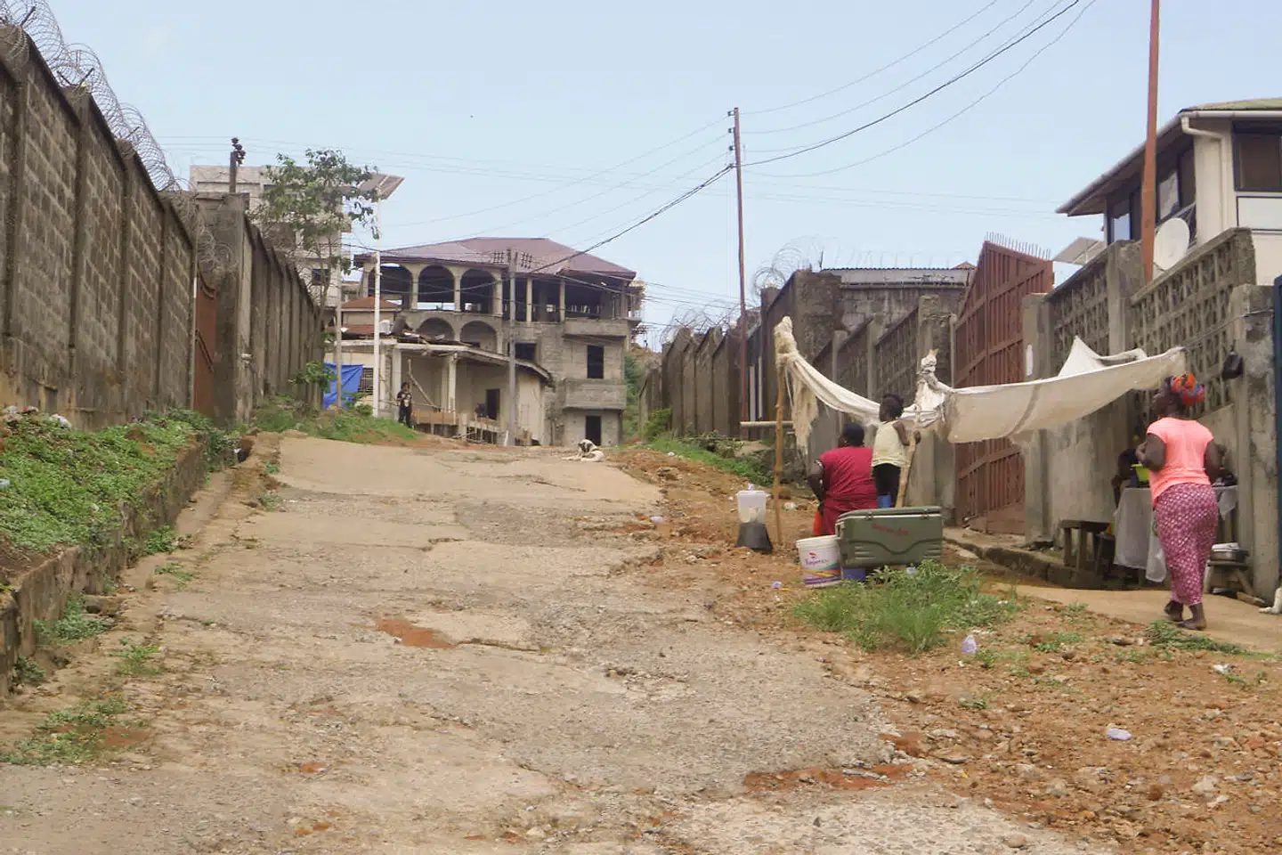 Det omtalte diamantselskab har adresse på denne vej. Her burde man kunne træffe direktøren i et sierraleonsk diamantselskab. I stedet opholder en lokal familie sig på adressen i et halvfærdigt hus uden el og rindende vand. De kender intet til noget diamantselskab.