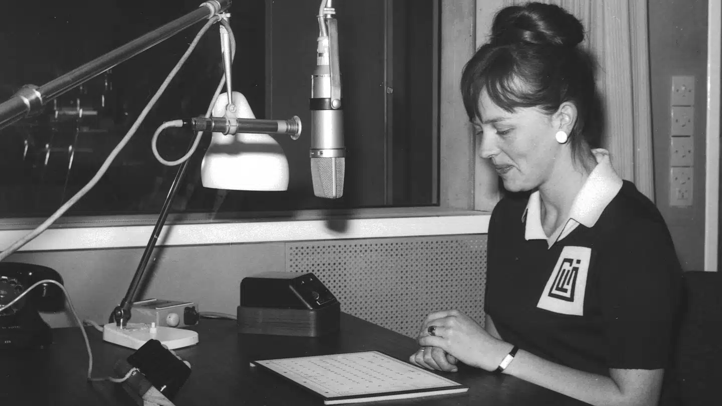 Radiospeaker Marianne Germer har siden 1970 lagt stemme til Frøken Klokken, som nu går på pension efter 82 år på posten.