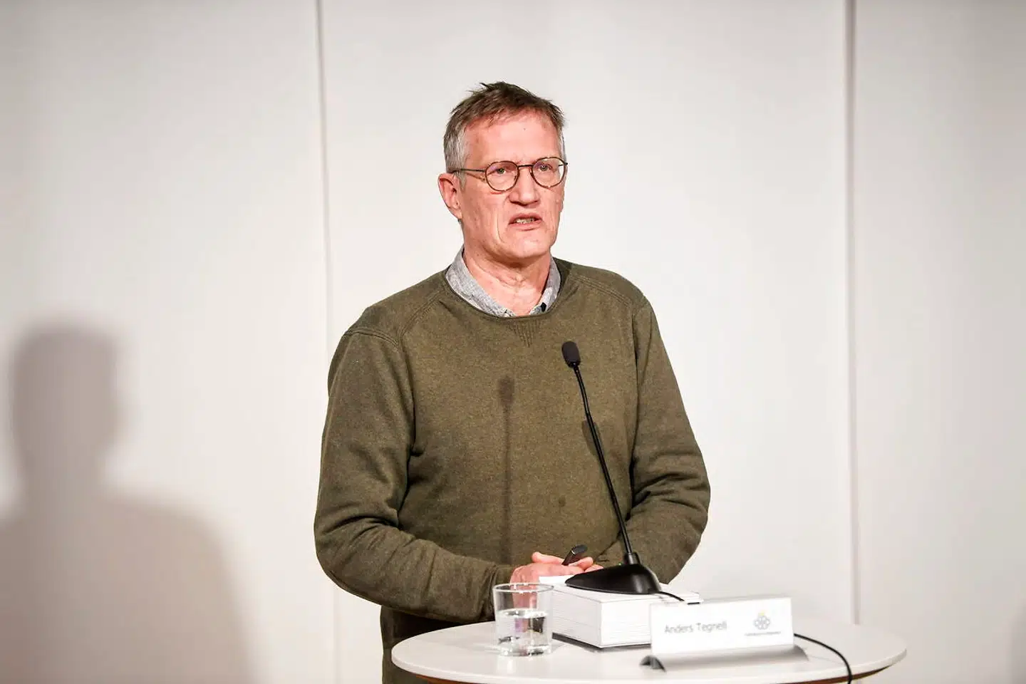 Sveriges statsepidemiolog, Anders Tegnell, har siden coronaepidemiens begyndelse været det svenske ansigt på landets håndtering af epidemien. Han er blevet både rost og skældt ud, fordi landet i lange perioder har kørt enegang og blandt andet haft færre restriktioner og nedlukninger, end vi blandt andet har haft i Danmark.