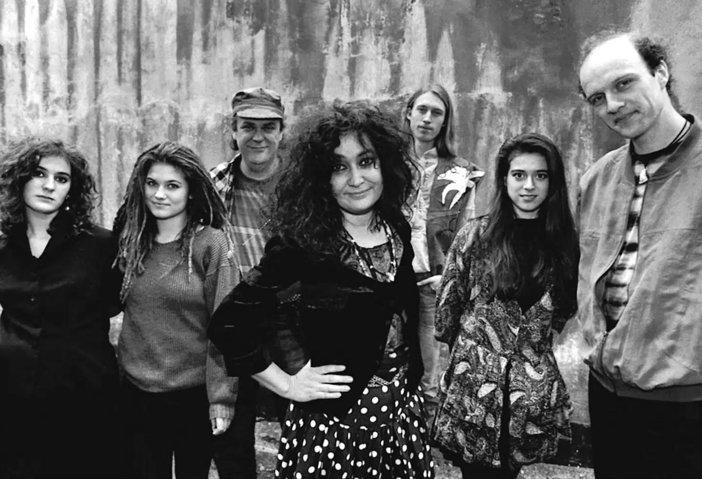 The Savage Rose var tilhænger af det kommunitiske regime i Albanien og rejste på besøg for at hylde kommunistpartiet i landet. Med i gruppen var bl.a. Anisette og Thomas Koppel.