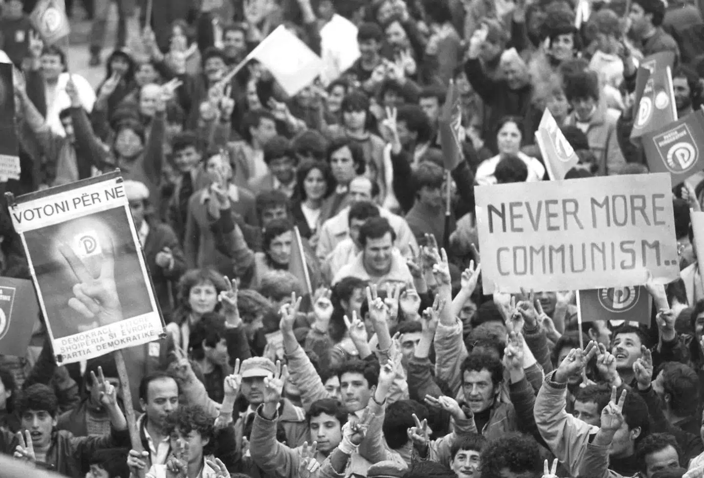 Demonstration i Albaniens hovedstad Tirana i 1991 til støtte for demokratiske tilstande og frihed. På banneret står »Aldrig mere kommunisme.«