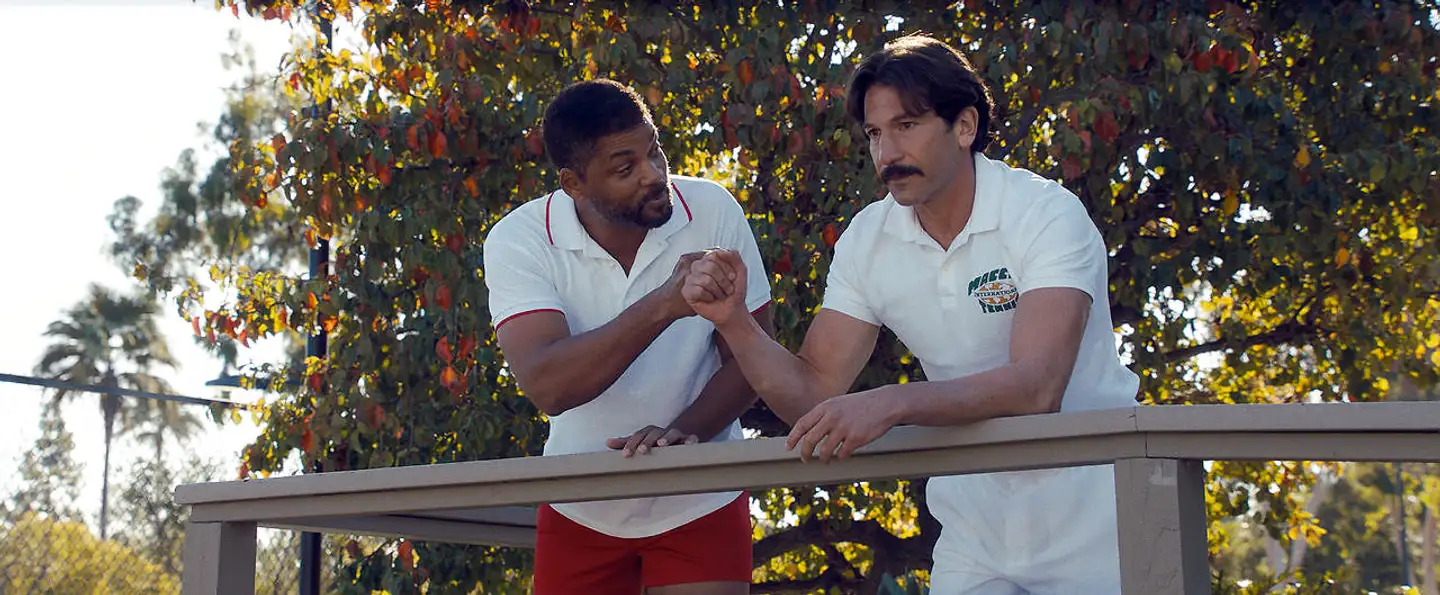 Richard Williams (Will Smith, tv.) får overtalt Rick Macci (Jon Bernthal) til at træne Venus Williams. Men udenfor banen er det stadig far, der holder i tøjlerne på sin datters karriere. Blandt andet ved at sætte en grænse for, hvor mange turneringer hun som barn måtte deltage i.