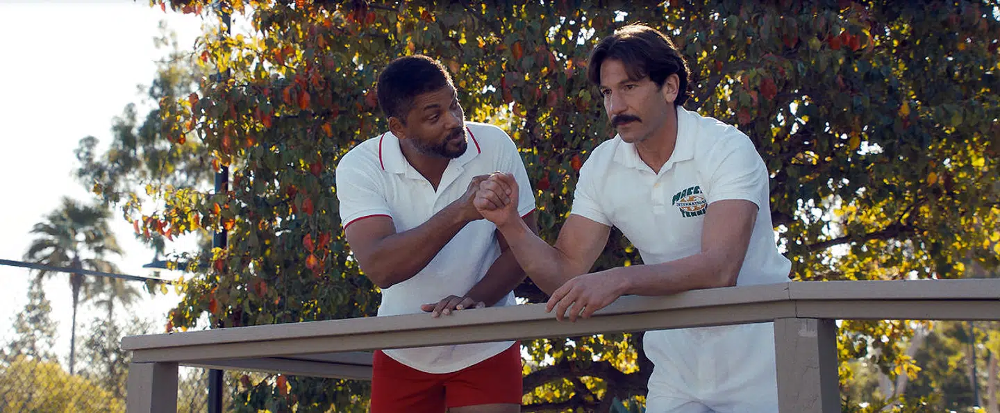 Richard Williams (Will Smith, tv.) får overtalt Rick Macci (Jon Bernthal) til at træne Venus Williams. Men udenfor banen er det stadig far, der holder i tøjlerne på sin datters karriere. Blandt andet ved at sætte en grænse for, hvor mange turneringer hun som barn måtte deltage i.