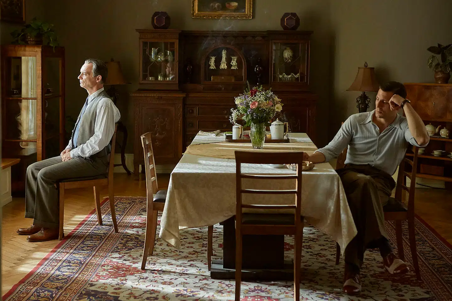 Jan Mikolasek (tv.) indleder et hemmeligt forhold til sin assistent Frantisek.