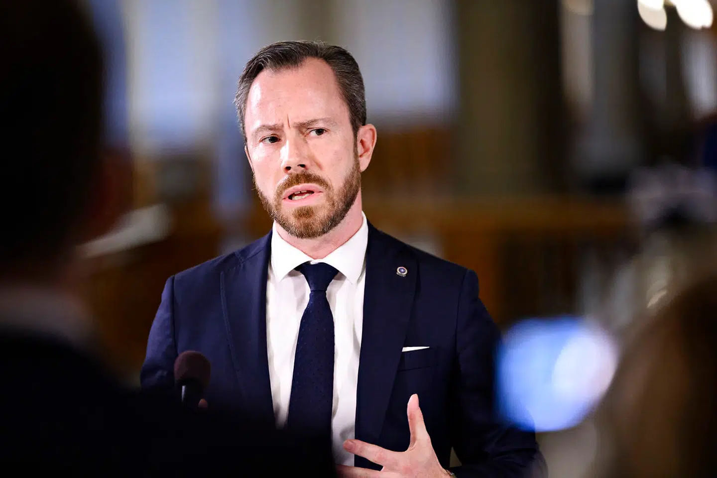 Onsdag klokken 17.09 udsendte Justitsministeriet pludselig en pressemeddelelse, der har fået flere borgerlige politikere til at harcelere. »Altså, det er jo at holde os alle for nar,« konstaterer Venstre-formand Jakob Ellemann-Jensen.