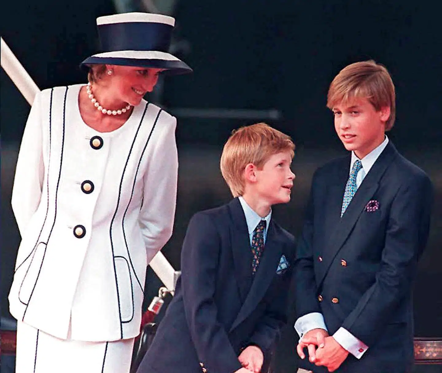 Prinsesse Diana, prins Harry og prins William fotograferet inden Dianas tragiske død i en bilulykke i Paris.