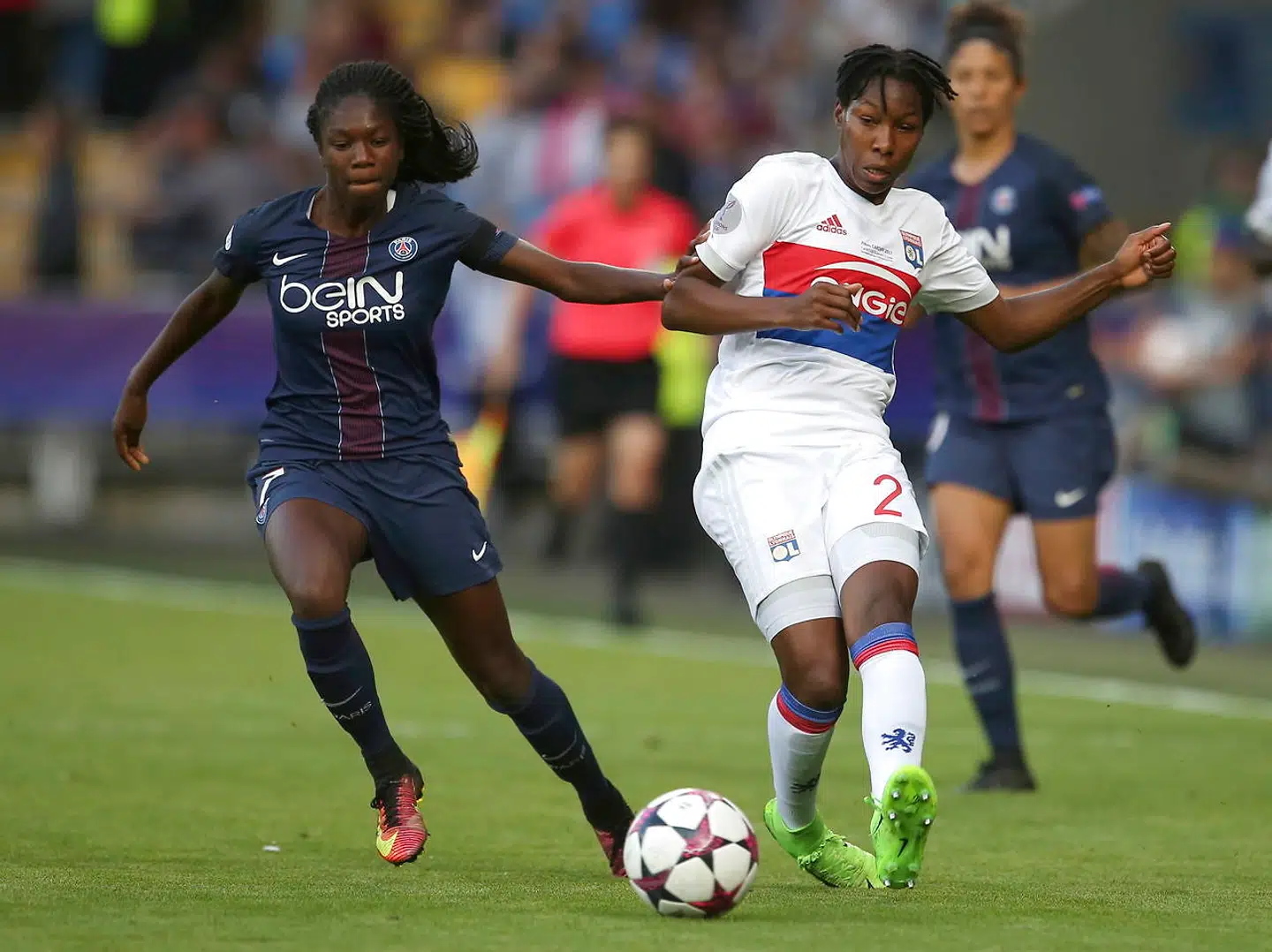 Aminata Diallo (tv.), der her ses i kamp mod Olympique Lyon, mistede sin plads i PSGs startopstilling, da Kheira Hamraoui skiftede til hovedstadsklubben.