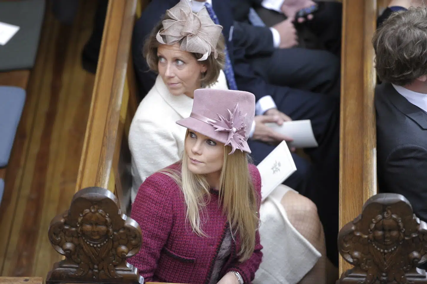 Den kendte tv-baronesse Caroline Fleming (forrest på billedet) beskyldes for at være den direkte årsag til, at Valdemars Slot på Tåsinge nu står foran et salg efter mere end 300 år i hendes families ejerskab.