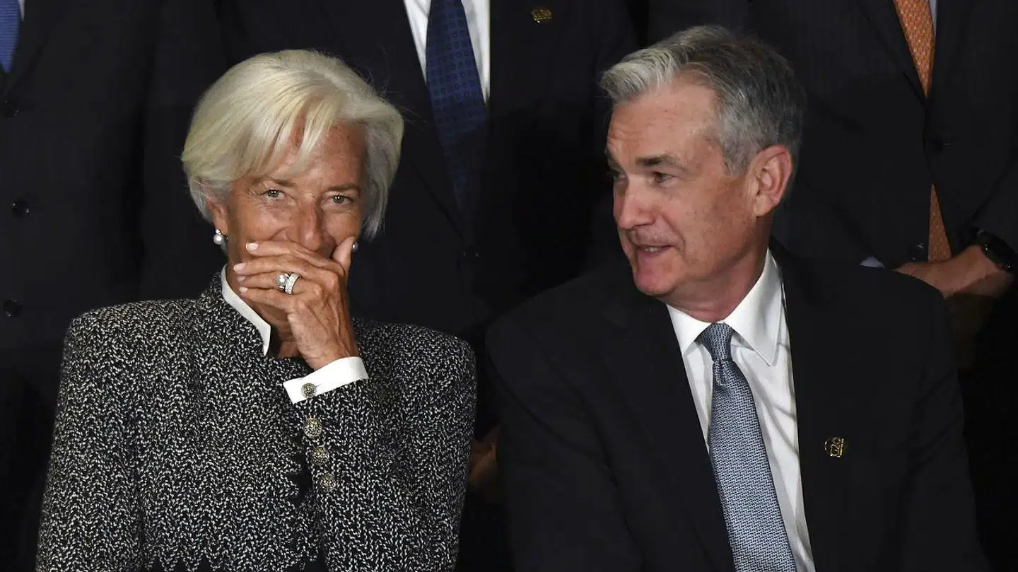 ECB-chefen Christine Lagarde siger »midlertidig« med fasthed i stemmen, mens Federal Reserves Jerome Powell er knap så sikker. Det har sat sig i svækkelse af euroen over for dollaren.