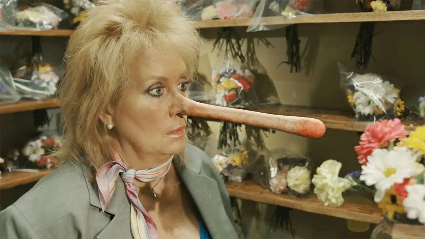 Mika Rottenberg er blandt andet fascineret af folk med allergier. I hendes »NoNoseKnows«-værk fra 2015 er den her langnæsede kvinde forbundet med nogle kvinder i Kina, der producerer kulturperler. I hendes eget forrykte samlebåndssystem nyser kvinden indimellem hele pastaretter – arrangeret på fine tallerkener med guldkant og blomster.