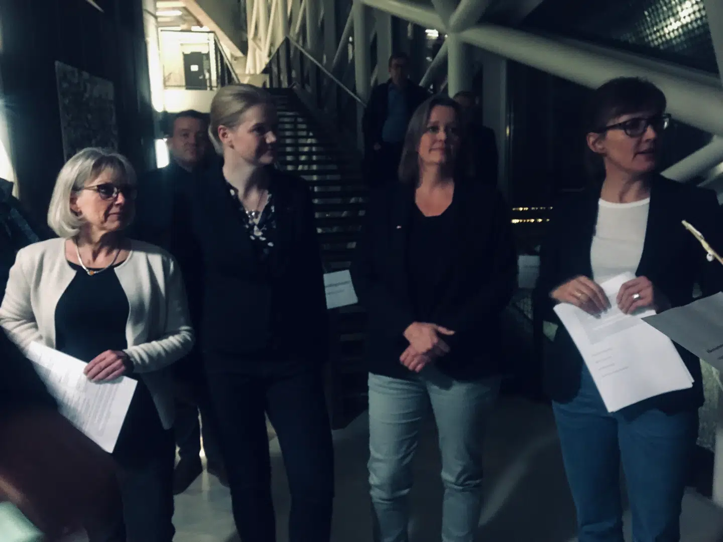 Ved femtiden blev den nye borgmester og viceborgmestre introduceret efter flere timer i forhandlingslokalet.