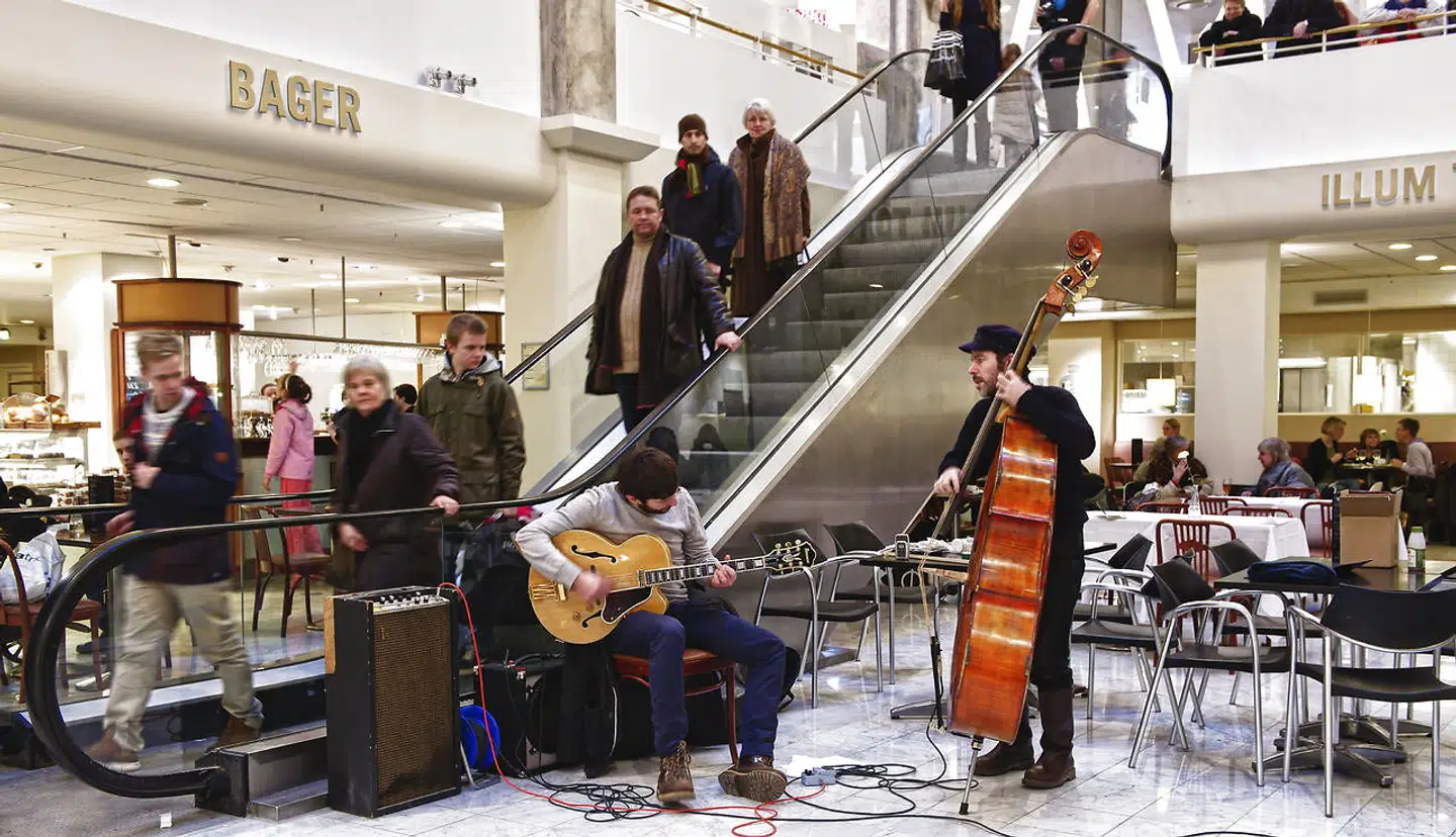 300 millioner kroner har koncernen Dagrofa sat af til at åbne og modernisere deres Meny-supermarkeder. Det nyeste eksemplar åbner i underetagen i Illum og erstatter Irma, som »ikke har haft nok kundestrøm til at drive en fornuftig forretning« i lokalerne.