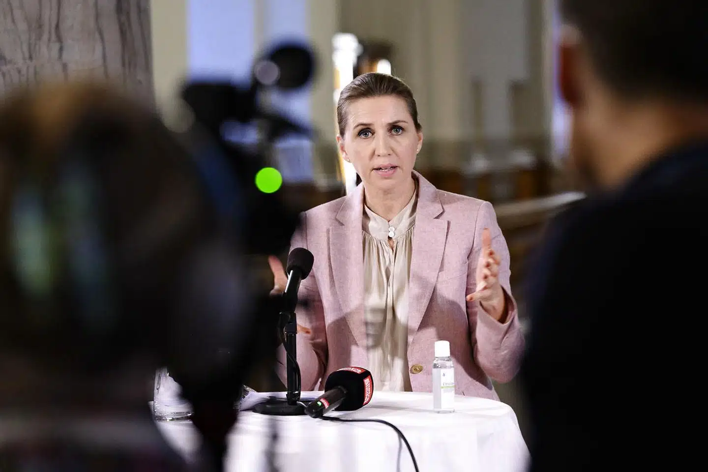 »Ikke engang vores statsminister holdt sig tilbage fra at udskamme de uvaccinerede på det seneste pressemøde – og det smitter naturligvis af på den samtale, vi har med hinanden,« skriver Özlem Cekic og Jane Sandberg.