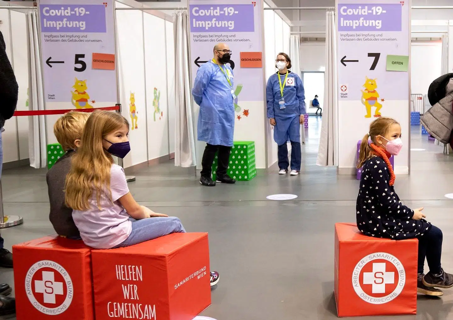 Børn mellem fem og 11 år i Østrig bliver nu vaccineret under en ny, voldsom smittebølge.