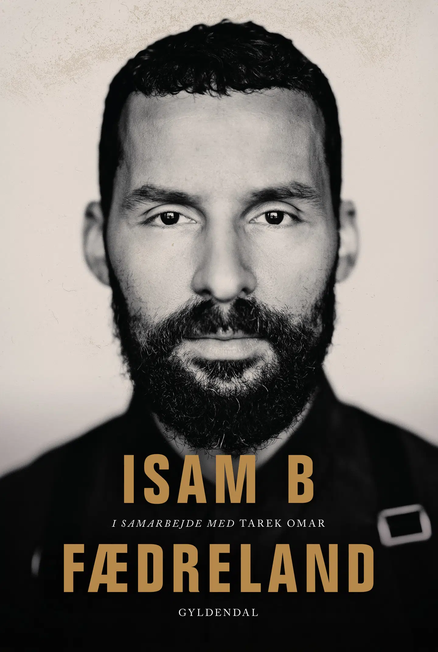 Forfatteren og journalisten Tarek Omar har interviewet Isam B. og dennes far i timevis. Det er der kommet en ganske fin bog og interessant fortælling ud af, da Omar skriver kort, præcist og levende om ophav, opvækst og opstigning på hitlisterne.