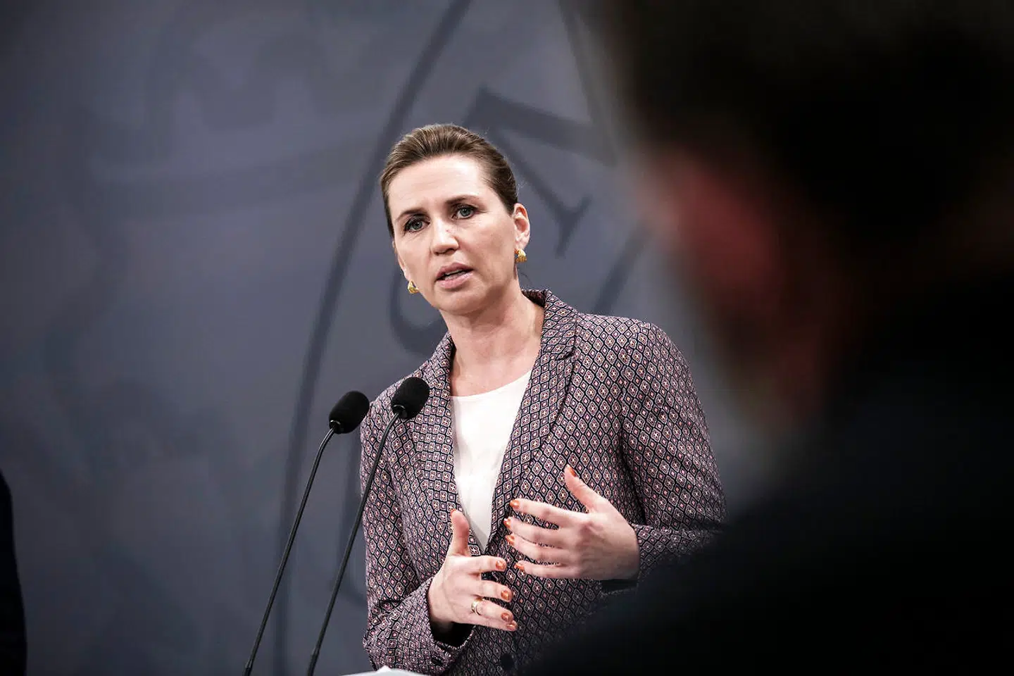 På coronapressemødet i Statsministeriets spejlsal kom statsminister Mette Frederiksen (S) med en bøn til landets sygeplejersker: Arbejd for Danmark.