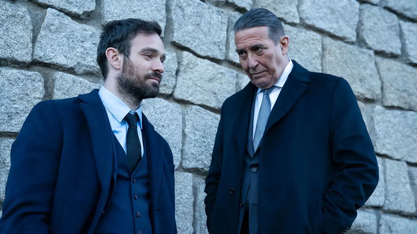 Ciarán Hinds (t.h.) er vældigt overbevisende som brutal gangsterkonge.