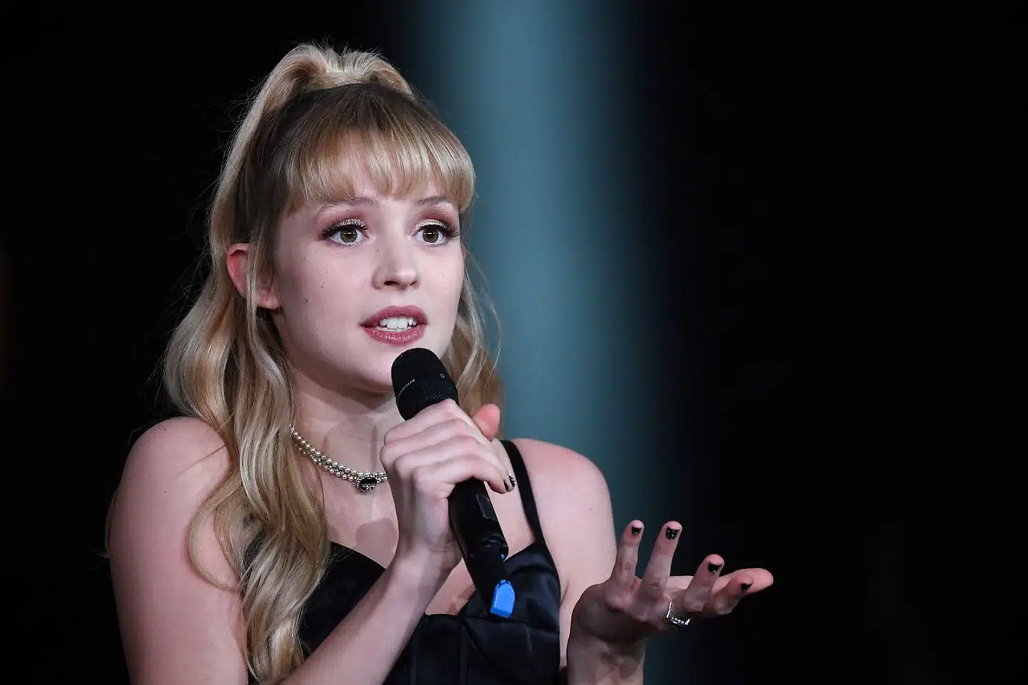 Blandt »Dalton-brødrenes« mere bizarre krav for at stoppe deres aktioner er et samarbejde med den populære belgiske singer-songwriter Angèle Van Laeken.