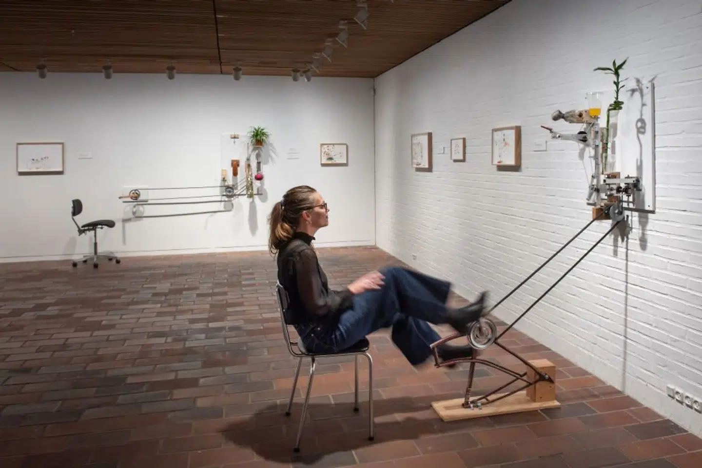 Nogle af Mika Rottenbergs seneste værker er en række mobile skulpturer, som man kan cykle eller dreje i gang med håndsving for så at sætte små processer som karsegroning i sving. Og da jeg sidder dér i Louisianas kælderrum og hjuler derudad, kan jeg ikke lade være med at grine lidt, for pludselig bliver jeg klar over, at Rottenberg har listet mig ind i sit absurde hamsterhjul.