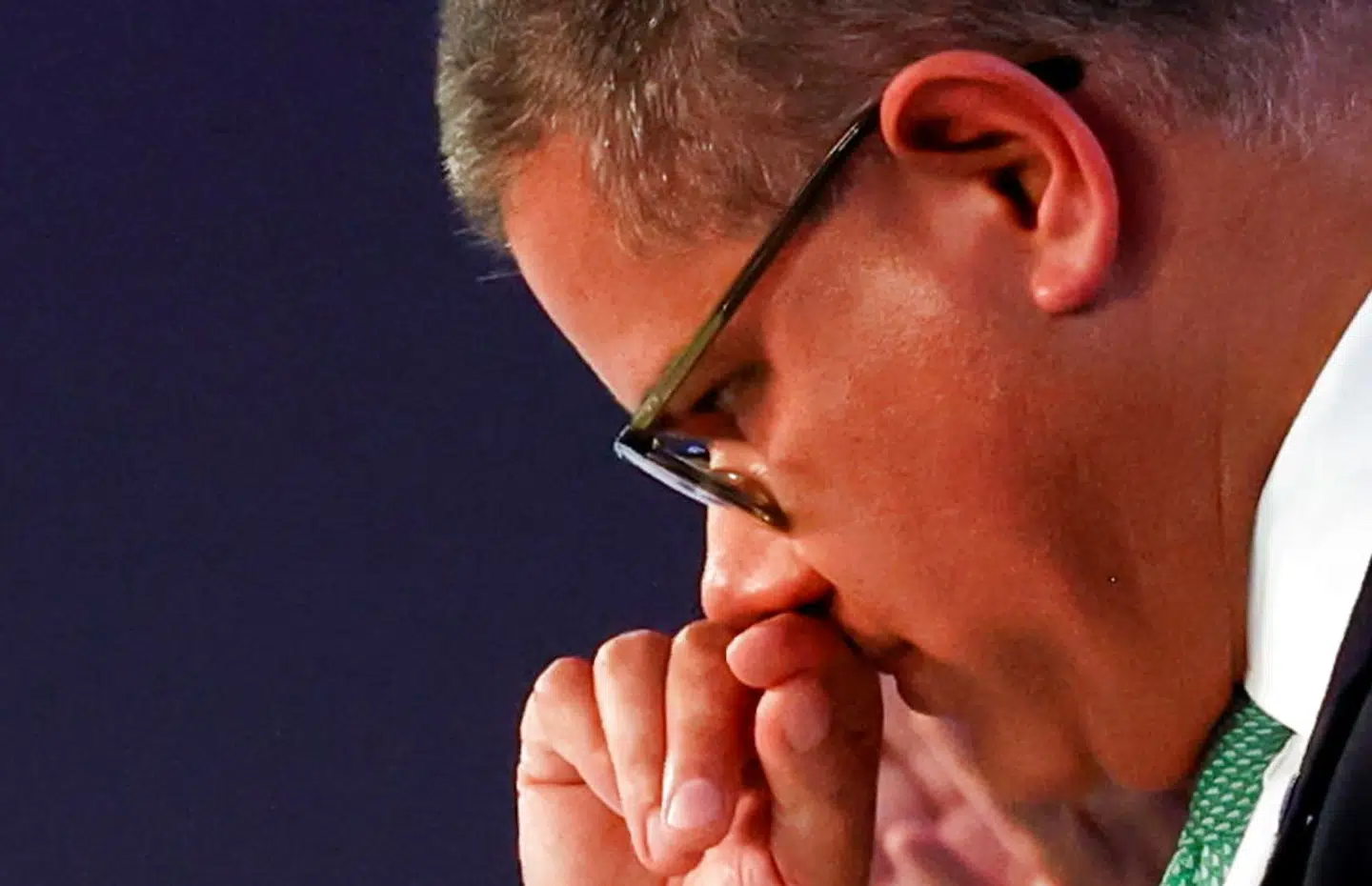 Formanden for klimamødet i Glasgow, den britiske minister Alok Sharma, sad tavs foran mikrofonen, da et radikalt ændringsforslag dukkede op i de afgørende minutter sent lørdag.