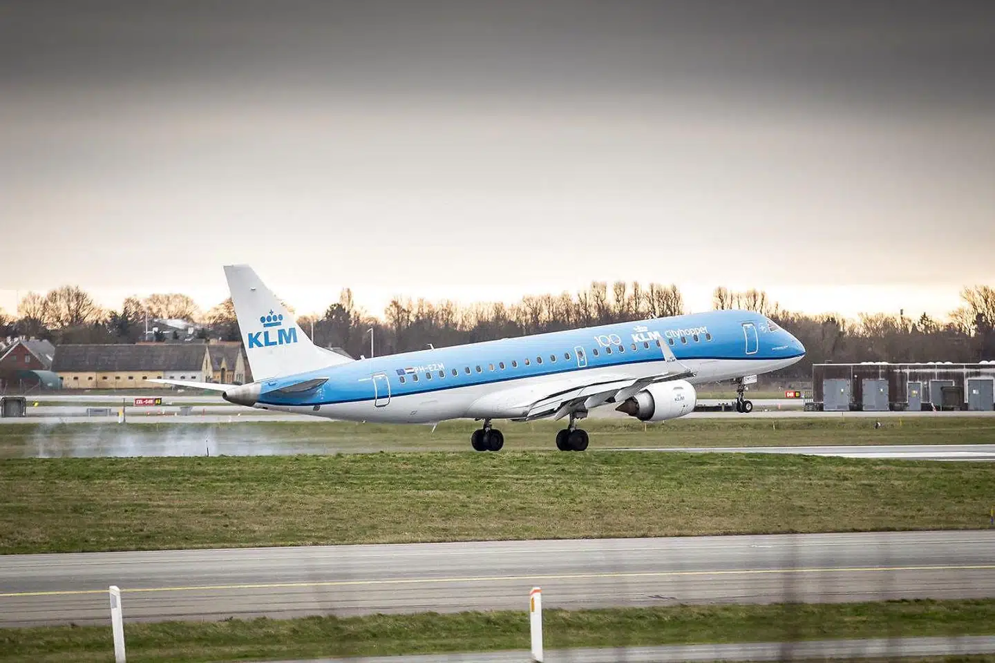 »Jeg anerkender, at lufthavnen har gang i et forsøg med bæredygtige drivmidler, men de er fortsat baseret på opsamlet karbon, som brændes af og ikke kan opsamles igen. Det er med andre ord for lidt – og for langsomt,« skriver Rasmus Steenberger.