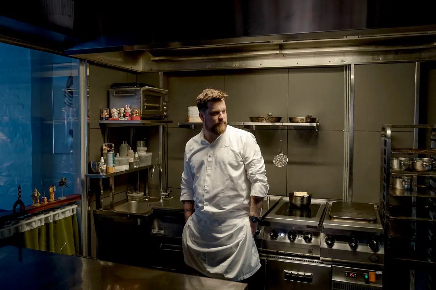 Yves Le Lay er både medejer af restaurant à Terre og køkkenchef. Han stod tidligere restaurant Nærvær og har blandt arbejdet i Moskva.