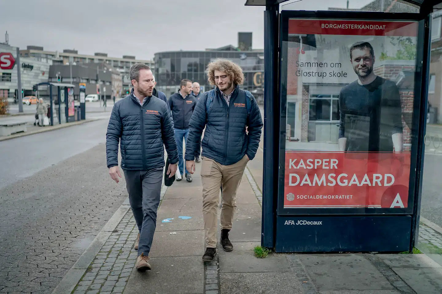 Venstre-formand Jakob Ellemann-Jensen er taget til Glostrup for at mødes med partiets borgmesterkandidat til kommunalvalget, Piet Papageorge. Han kæmper for at beholde borgmesterposten hos Venstre og ikke overgive den til sin modkandidat fra Socialdemokratiet (på plakaten). Den unge Venstre-mand er på mange måder billedet på den store udfordring, Ellemann står over for ved sit første valg som formand.