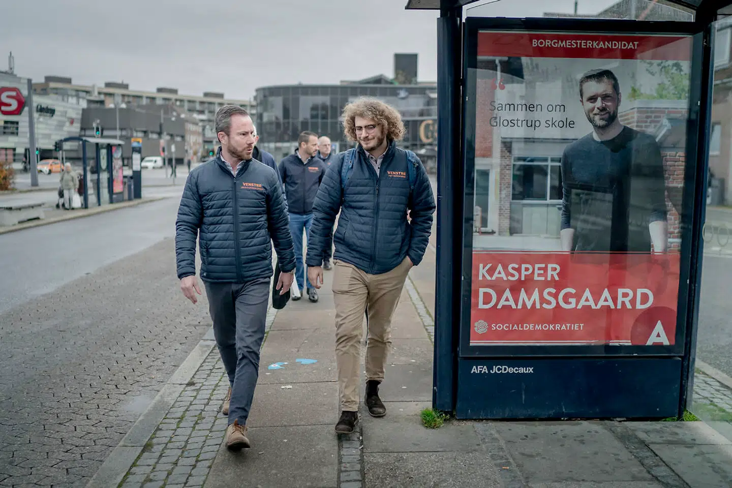 Venstre-formand Jakob Ellemann-Jensen er taget til Glostrup for at mødes med partiets borgmesterkandidat til kommunalvalget, Piet Papageorge. Han kæmper for at beholde borgmesterposten hos Venstre og ikke overgive den til sin modkandidat fra Socialdemokratiet (på plakaten). Den unge Venstre-mand er på mange måder billedet på den store udfordring, Ellemann står over for ved sit første valg som formand.