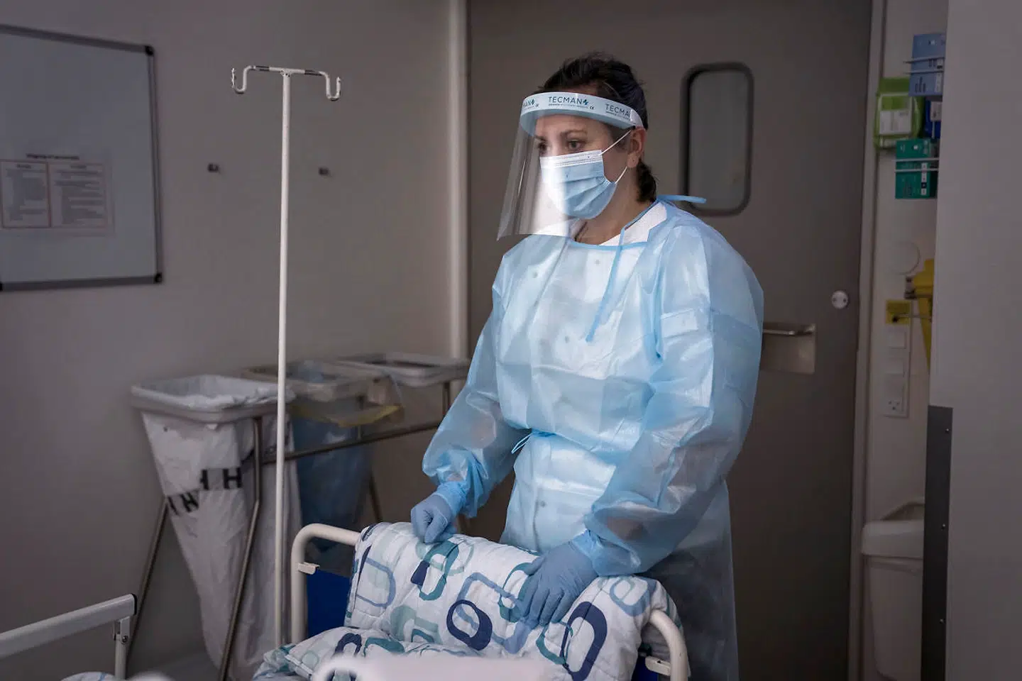 Hospitaler rundt omkring i landet har et hav af ubesatte sygeplejerskestillinger på blandt andet de infektionsmedicinske afdelinger, der står for plejen og behandlingen af det stigende antal coronapatienter. Nu vil regionerne gøre brug af andre faggrupper.