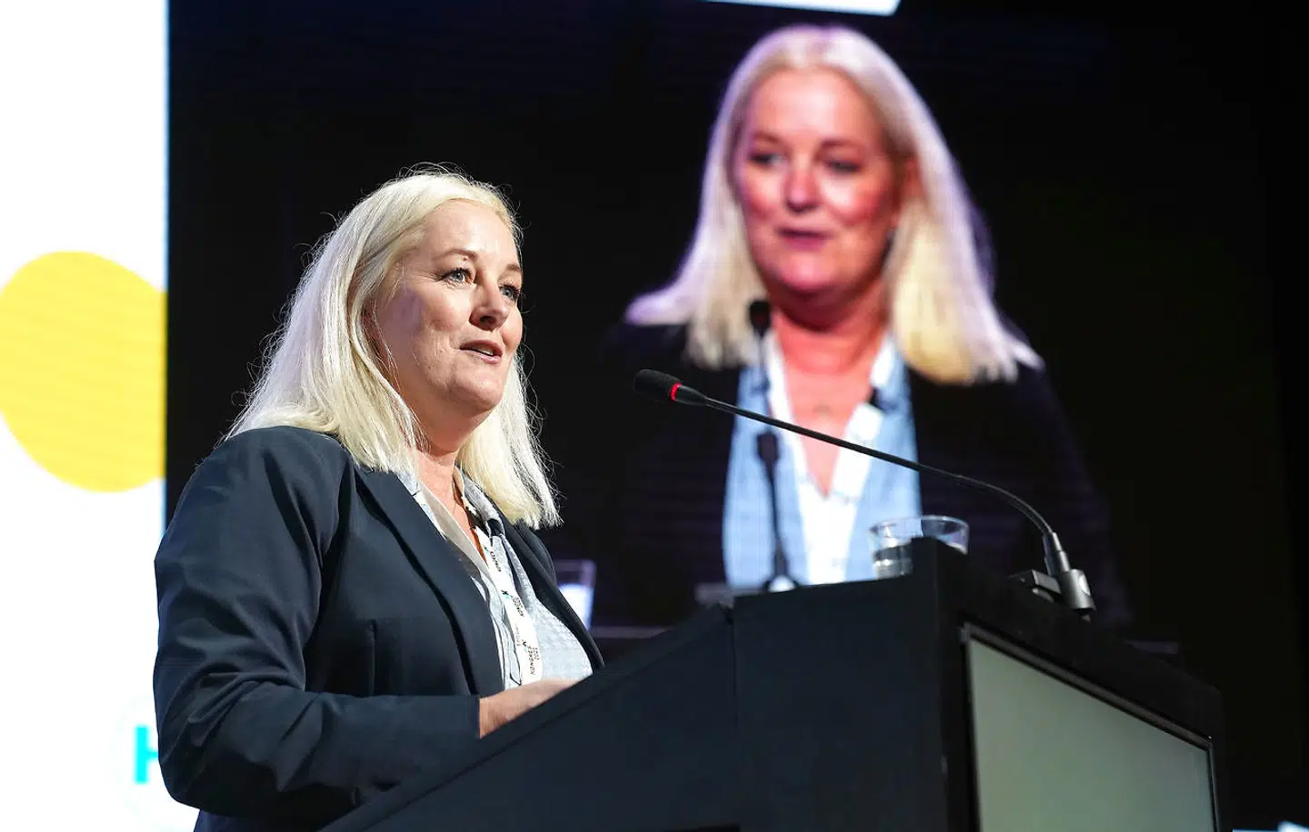 Anja C. Jensen er nyvalgt formand for HK Danmark. Hun påpeger, at vaccinerne giver os mulighed for at stå stærkere mod corona. Men i lighed med Dansk Industri håber hun ikke, at Mærsk-løsningen med vaccinekrav kommer til at sprede sig til andre virksomheder herhjemme.