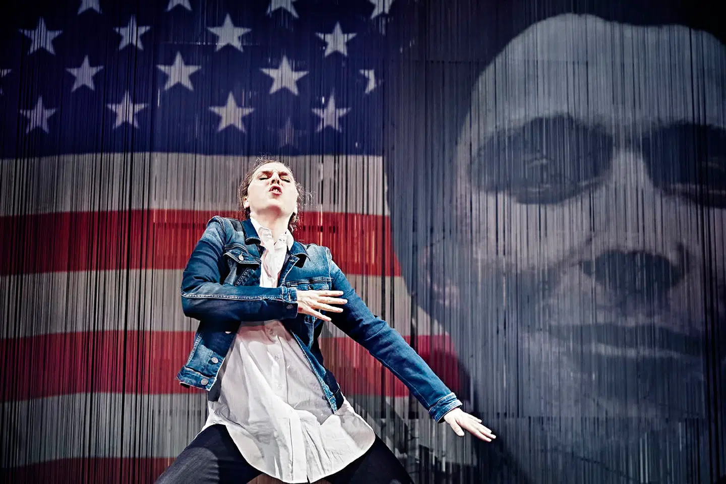 Sofia Mehlum som Connie, der lægger ud med at være stærkt kritisk overfor Anders Fogh Rasmussen, hans rolle i invasionen i Irak og hans fascination af USA, som hun her fortolker.